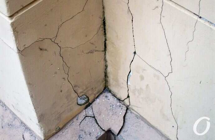 Мавританская арка, трещины