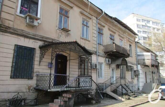 Одесский сквер, крыльцо