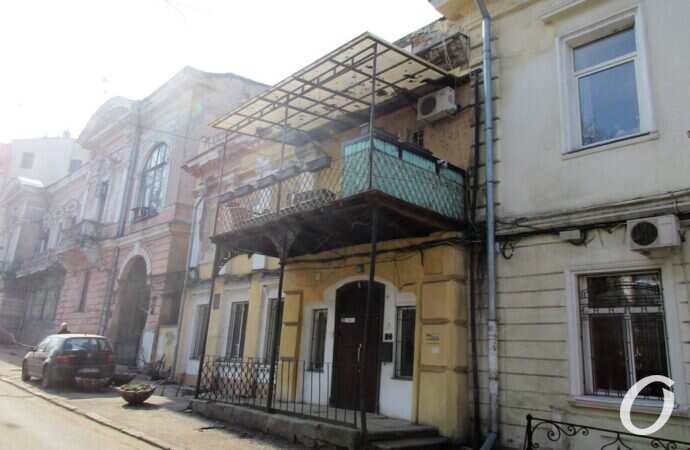 Одесский сквер, длинный балкон