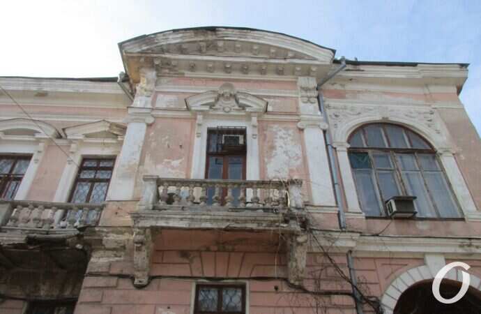 Одесский сквер, старое здание