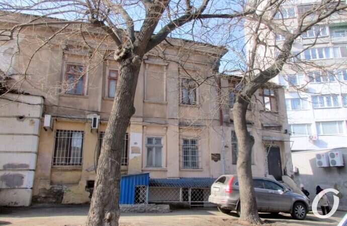 Одесский сквер, машина