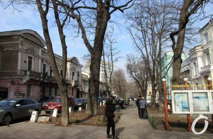 Одесский сквер, прохожие