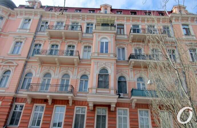 Одесский сквер, красивый дом