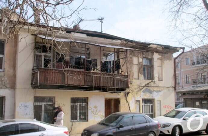 Одесский сквер, балкон и авто