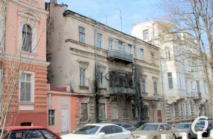 Одесский сквер, старый дом