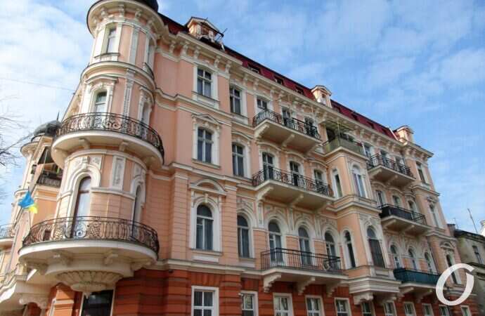 Одесский сквер, круглые балконы