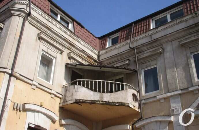 Одесский сквер, угловой балкон