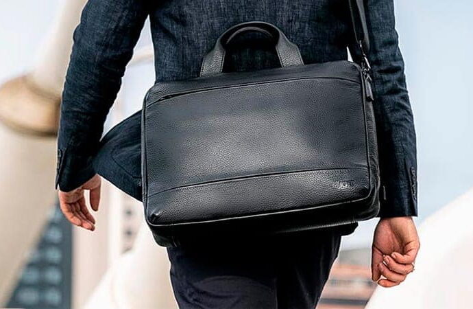 Мужские сумки через плечо – выбираем нужную сумку