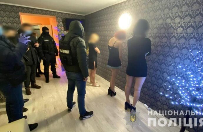 В Одессе «накрыли» бордель, обосновавшийся в квартире (видео)