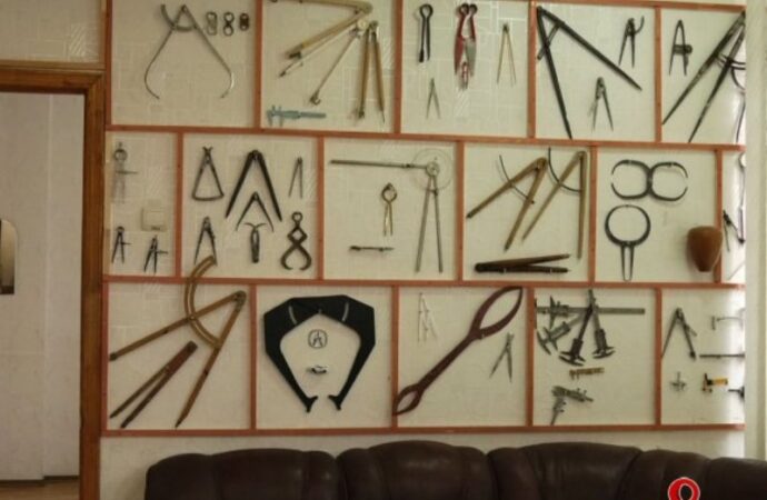 Под Одессой учитель математики собрал коллекцию циркулей и создал музей (фото)