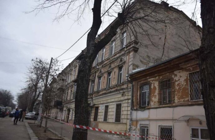 В центре Одессы «расходится по швам» дом-памятник (фото, видео)