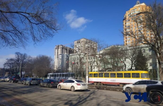 ДТП в Одессе: на 5-й станции Фонтана две столкнувшиеся легковушки остановили трамваи