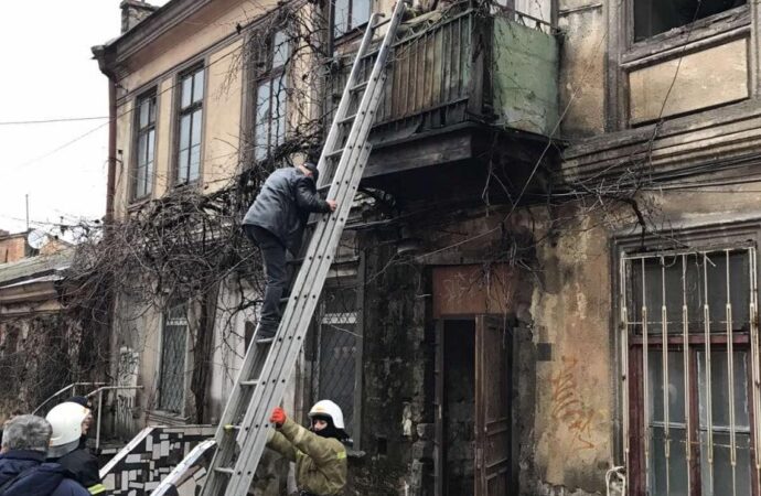 В Одессе в жилом доме рухнула лестничная клетка, жильцов эвакуировали (фото)