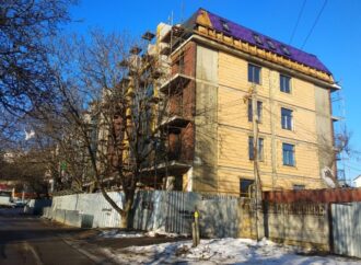 Строительные «чудеса» в Одессе: на Люстдорфской дороге «выросла» многоэтажка на участке под 8 домов (фото)