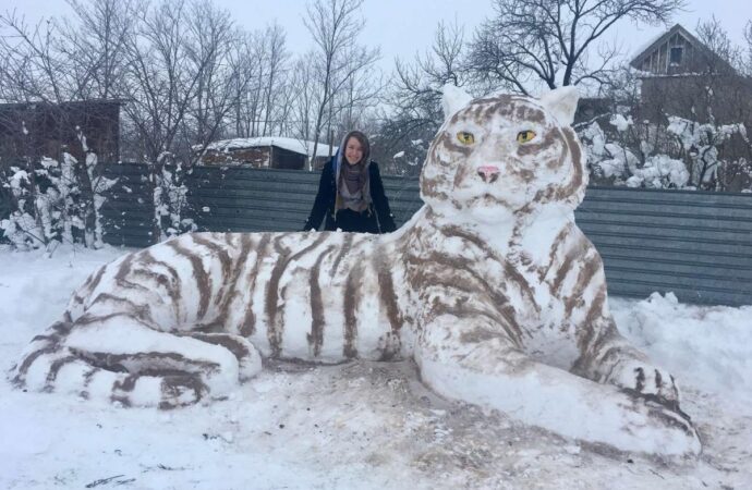 В Одесской области девушка создала из снега огромного тигра (фото)