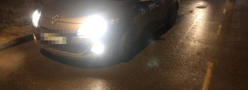 В Одессе двое злодеев отобрали машину у таксиста (фото)