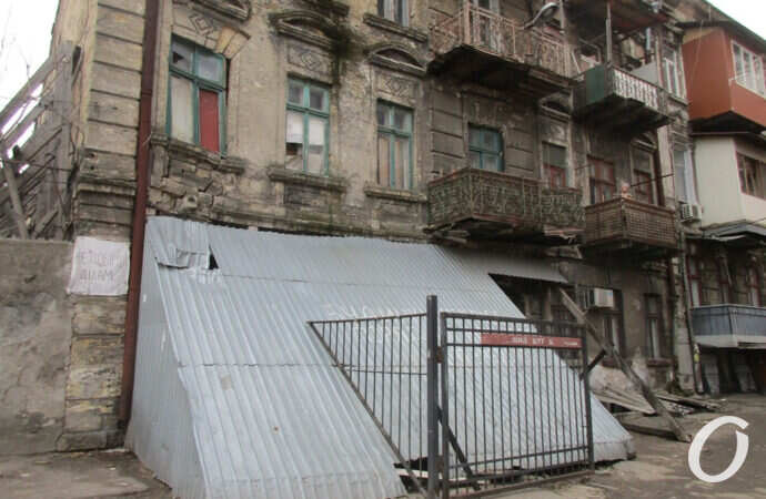 Одесский дом-«невезунчик» в Книжном переулке: жизнь на подпорках (фото)