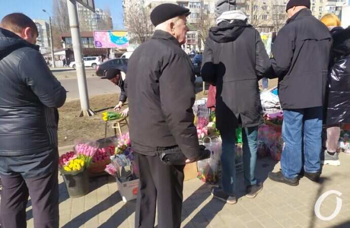 8 марта в Одессе, очередь за цветами