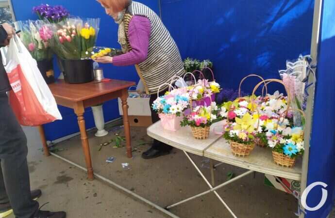 8 марта в Одессе, палатка с цветами