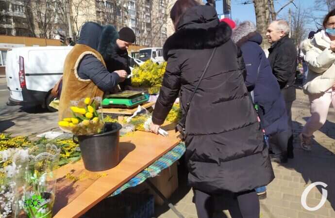 8 марта, одесситы покупают цветы