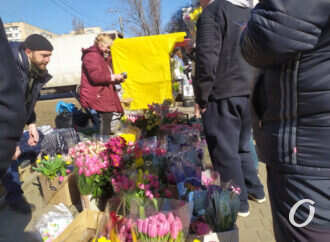 Женский день: одесситы массово штурмуют цветочные магазины (фото, видео)