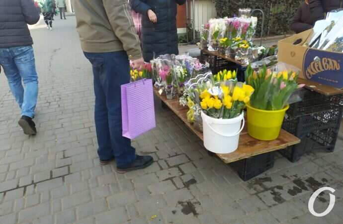 8 марта в Одессе, желтые тюльпаны
