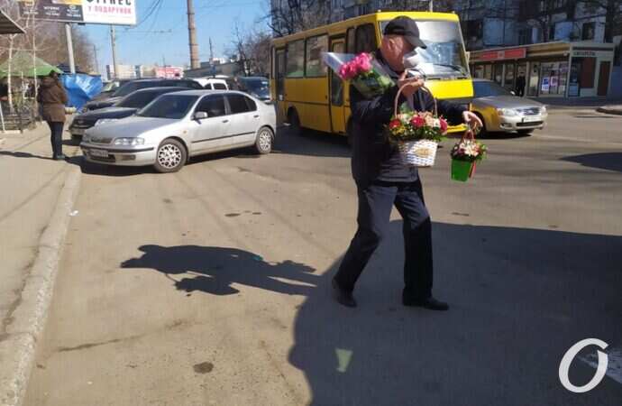 8 марта в Одессе, мужчина с цветами