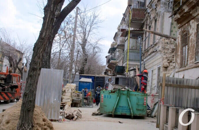 У обрушившегося одесского дома на Нежинской кипят работы (фото)