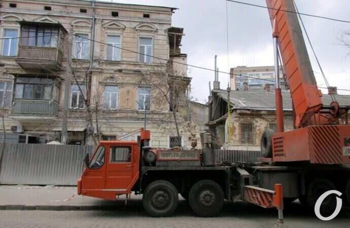 разбирают следы обвала на Нежинской