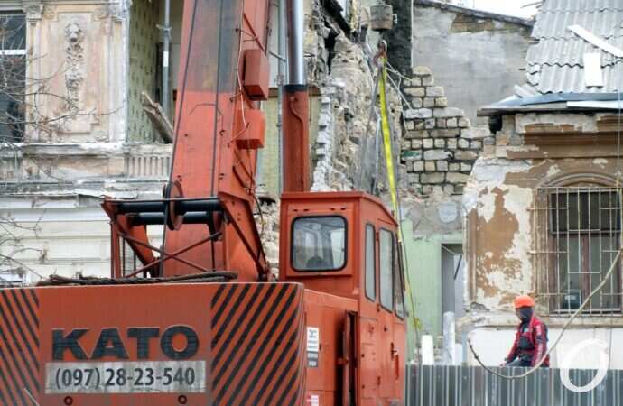 Нежинская, разбирают обрушившийся дом