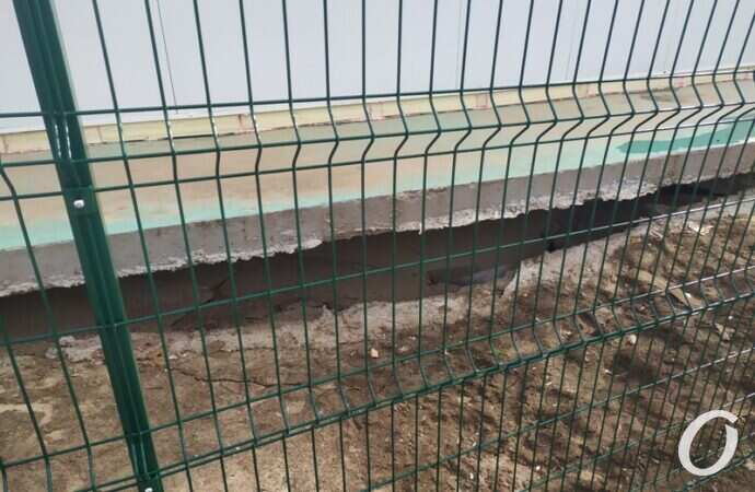 Одесская велоэстакада, забор