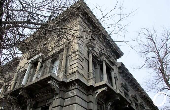 здание Ломбарда, угол дома