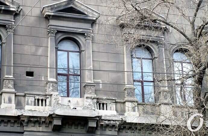 здание Ломбарда, окна2