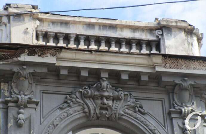 В Одессе обвалилась часть фасада памятника архитектуры в «обувном квартале» (фото)