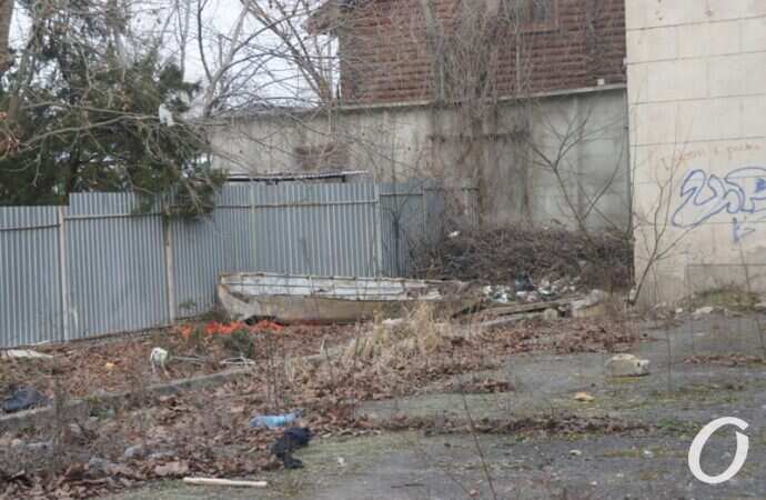 руины ДК в Черноморке, мусор