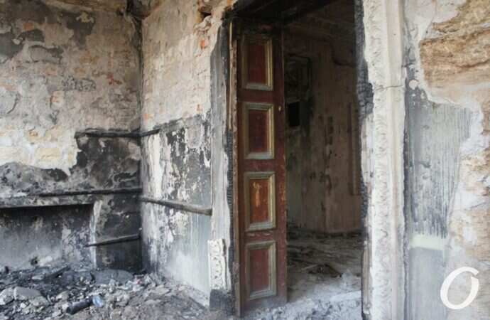 руины ДК в Черноморке, проем