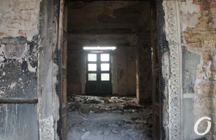 руины ДК в Черноморке, дверной проем