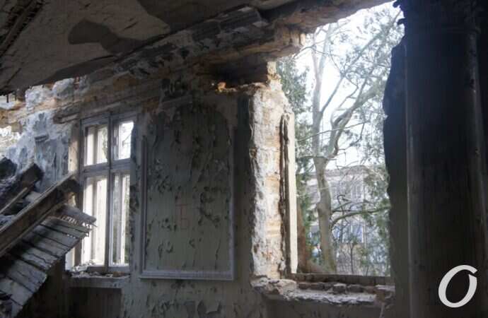 руины ДК в Черноморке, окна