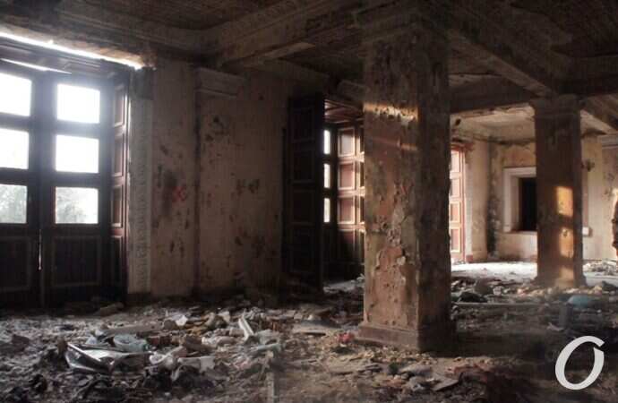 руины ДК в Черноморке, запустение