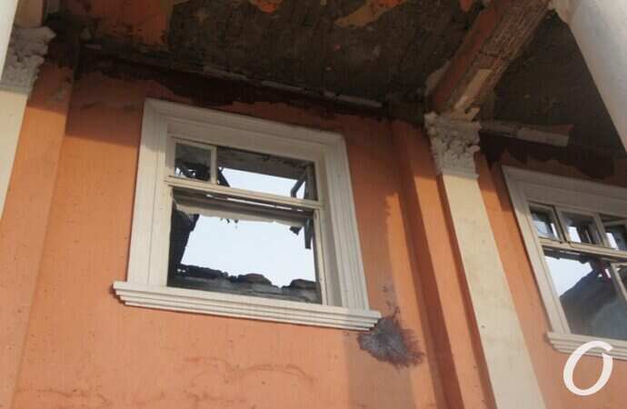 руины ДК в Черноморке, окно2