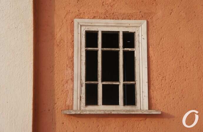 руины ДК в Черноморке, окно