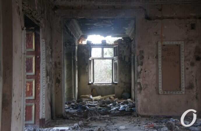 руины ДК в Черноморке, свет в окне