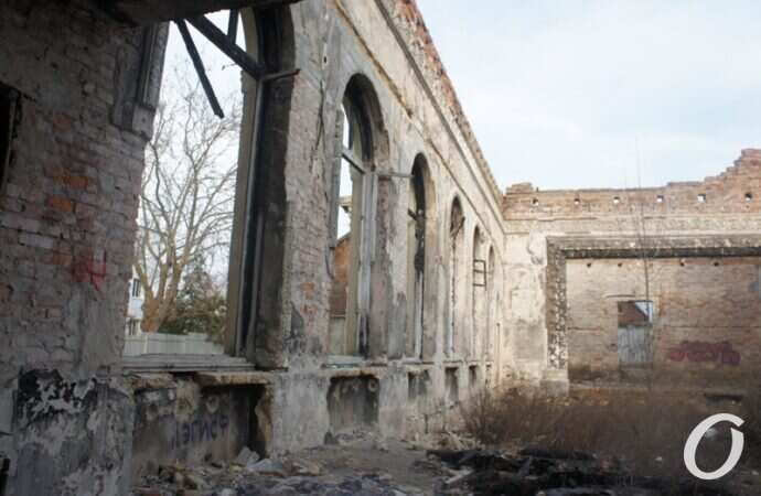 руины ДК в Черноморке, стены