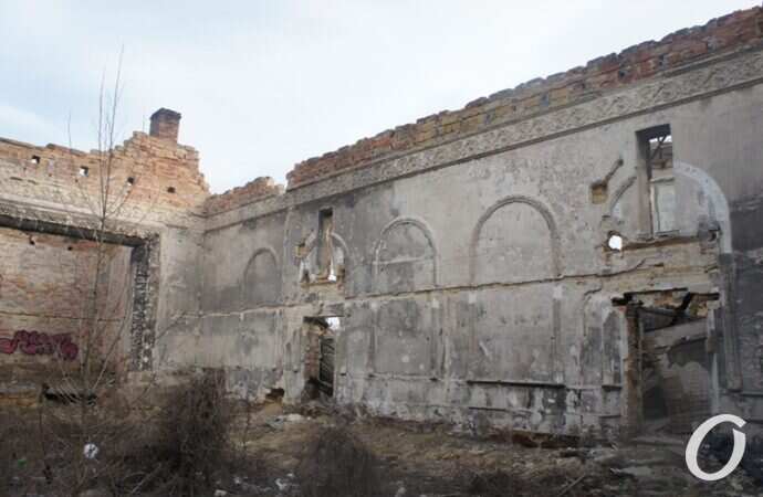 руины ДК в Черноморке, снаружи