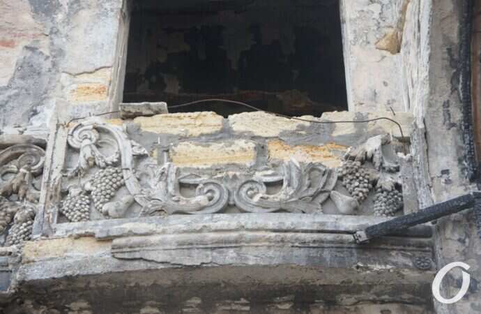 руины ДК в Черноморке, лепнина