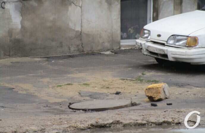 Пишоновская, люк