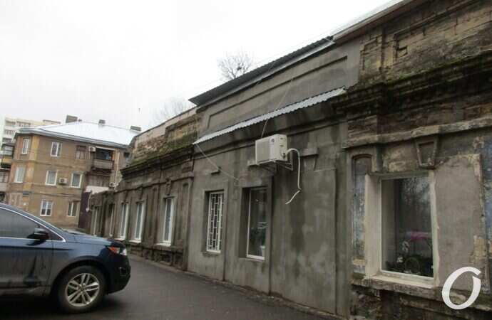 Пишоновская, машина у дома