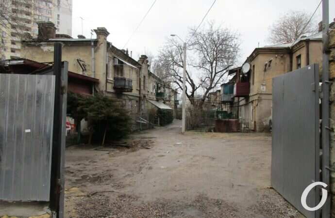 Пишоновская, старый двор