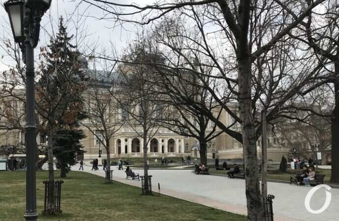 красная зона в Одессе, у театра3