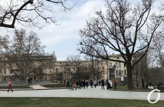 красная зона в Одессе, у театра